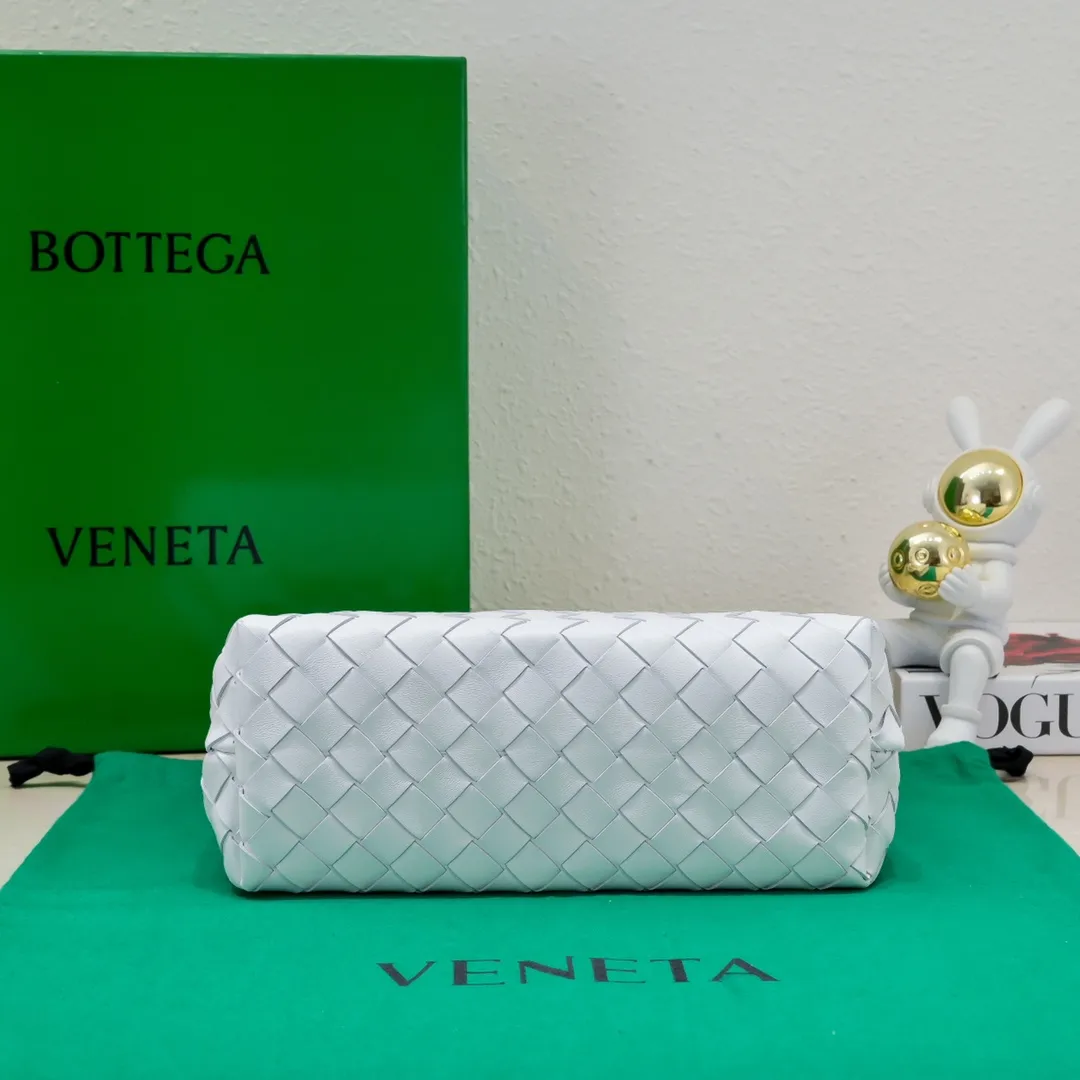 Batch 1960 BOTTEGA VENETA 2024 spring and summer new small ANDIAMO chain bag is also available! 🔥🔥I believe many friends have been waiting for a long time. The metallic chain adds a touch of sophistication to the original softness and elegance of Andiamo. The collision of classic craftsmanship and elegance creates a different kind of beauty. Style number: 6008 Size: 25*22*10.5cm
